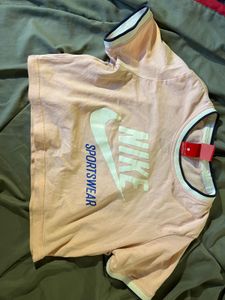 Nike Sportswear Crop Top
