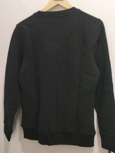 Stylish Black Sweatshirt