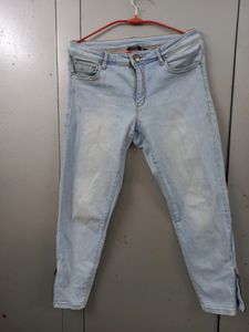 Light Wash Mom Fit Jeans With Chain Details