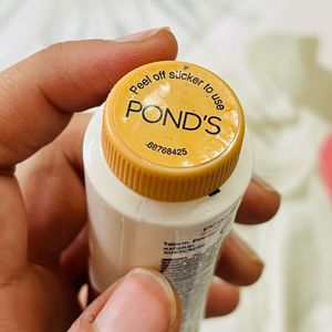 Pond&#39;s Sandal Talcum Powder
