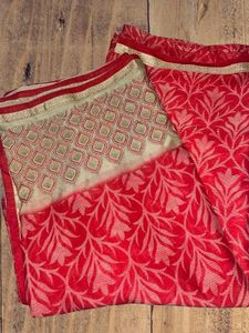 Red Saree With No Blouse