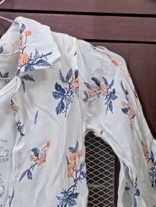 White &amp; Blue Women&#39;s Top In Georgette Fabric