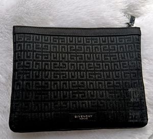 Givenchy Premium Pouch 💕♥️