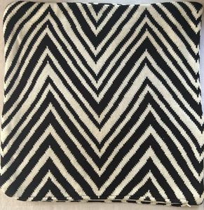 50x50 Black & White Zig Zag Woolen Cushion Cover