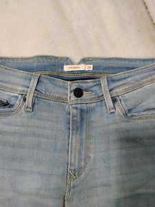 Levi&#39;s Ripped Skinny Jeans