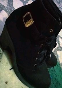 Black Stylish Boots With Design Side Angle Belt