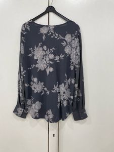 ✨ Elegant Grey Floral Blouse-Flowy, Flattering 🌸