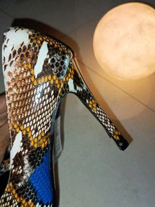 Snakeskin Print Pointed Heels