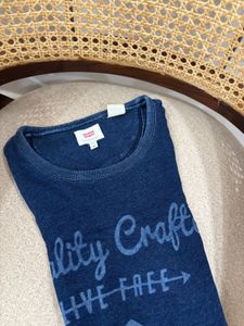 Medium Sized Levi&#39;s Graphic Tee