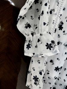Amazing Typical Korean Top With Floral Prints
