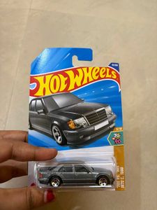 Hot Wheels Mercedes-Benz 500 E &amp; Ferrari