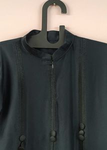 Elegant Black Abaya with Subtle Detailing – Modest