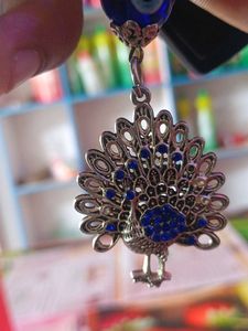 “This keychain is in the shape of a peacock, it i