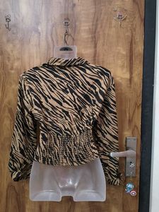 SAVANA..💝💖Animal Print Button-Down Top