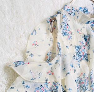 💙🤍Floral Off-Shoulder Ruffled Top🤍💙