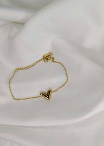 Gold &#39;V&#39; Bracelet