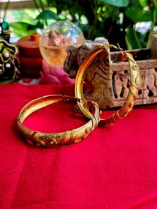 Voylla Golden Hoofs With Wire Entanglement Design