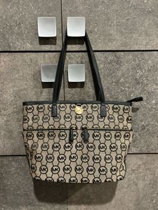 👜 Authentic Michael Kors Tote – new