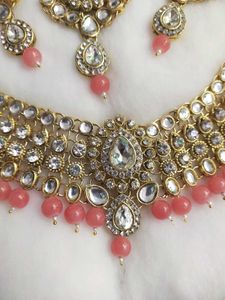 Women&#39;s Necklace Set