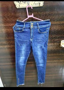 3 Button Ripped Jeans