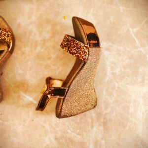 👠 **Stylish Size 5 Wedges in Great Condition!**