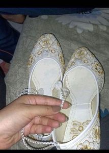Embroidered White &amp; Gold Jutti