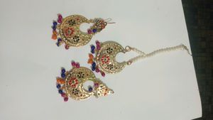multi colour earrings nd maang tikka