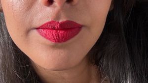 Essence 8h Matte Lipstick