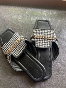Zudio Checked Black Sandals