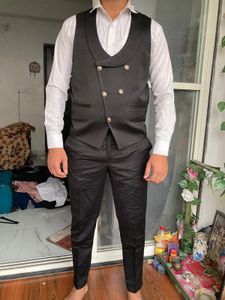 Stylish Three-Piece Suit - Modern Fit