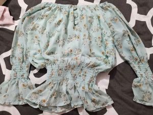 RUFFLE SLEEVED TOP