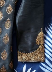 Brand New Luxurious Kurta, Never Worn. Best For Navaratri And Merriage Function. You Will Not Regret Buying This.