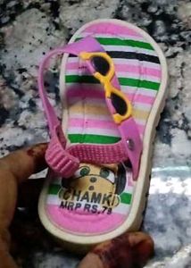 PP Karne Wali Bacche Ki Chappal 😘😘😘