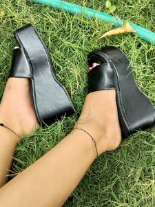 Black Chunk Wedges