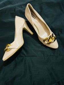 Beige heels with gold chain