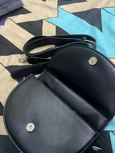 Black Slingbag - Women