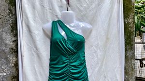 I. Emerald Green One-Shoulder Dress