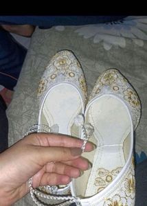 Embroidered White & Gold Jutti