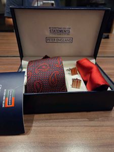 Peter England Tie Pocket square Cufflink Set