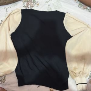Its Cute Bow Black Nd White Top In Good Condition