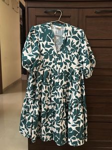 Berrylush Women White & Green Floral Printed V-Nec