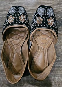 Embroidered Velvet Juttis