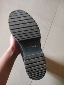 Levi&#39;s Chelsea Black Leather Boots