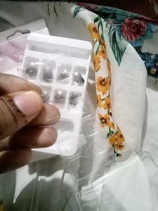 Press-On Nail Set ( Brand New )