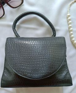 Black crocodiele-embossed Hand Held Bag