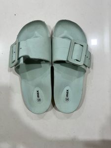 max Women Pastel Solid Sliders