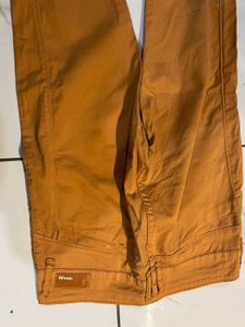 Mustard Skinny Pant With Pockets.