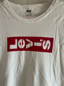 Levi’s white T-shirt