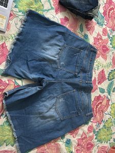 Strechable Shorts Which Fits Upto 38 Waist