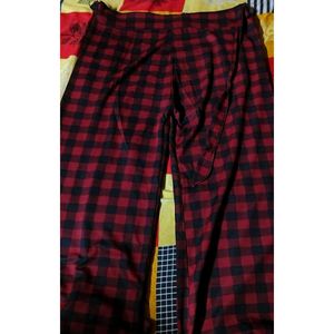 Women&#39;s Checked Trousers For Daily Wear